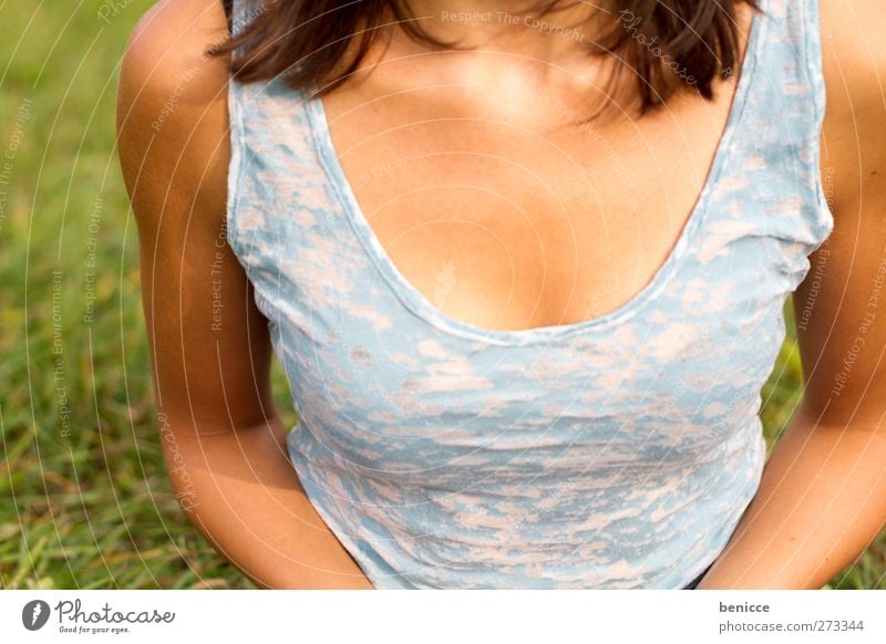 Schau mir in die Augen, du Ferkel ! Brust Stolz Frauenbrust Mensch Bildausschnitt Sommer Sommerbekleidung Top Wiese Außenaufnahme Gras anonym Junge Frau