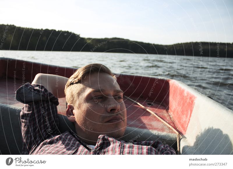 Portrait junger Mann Blickkontakt liegend im Ruderboot Lifestyle Wellness harmonisch Wohlgefühl Zufriedenheit Erholung ruhig Meditation Ferien & Urlaub & Reisen