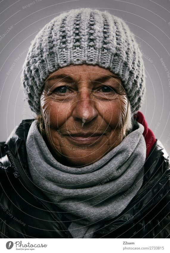 Rentnerin im Winteroutfit Lifestyle elegant Weiblicher Senior Frau 60 und älter Mode Jacke Schal Mütze Lächeln lachen alt Freundlichkeit natürlich Glück