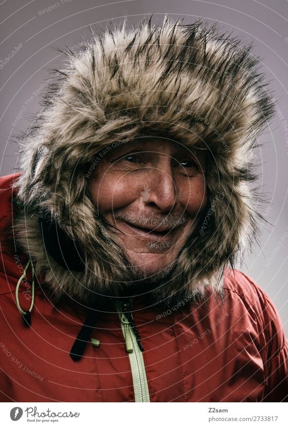 Portrait eines Rentners im Winteroutfit Lifestyle Männlicher Senior Mann 60 und älter Mode Jacke outdoorbekleidung Mütze Lächeln lachen alt Fröhlichkeit
