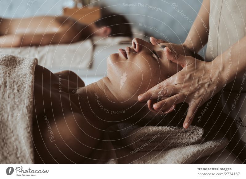 Frau bei einer Gesichtsmassage Reichtum schön Körper Haut Gesundheitswesen Behandlung Wellness Erholung Spa Massage Erwachsene Hand natürlich weiß