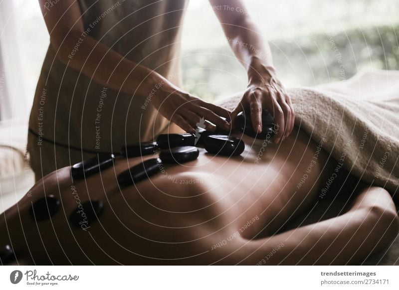 Rückenmassage mit Öl und heißen Steinen Lifestyle schön Körper Haut Behandlung Wellness Erholung Spa Massage Frau Erwachsene Mann Hand Therapie Pflege Salon