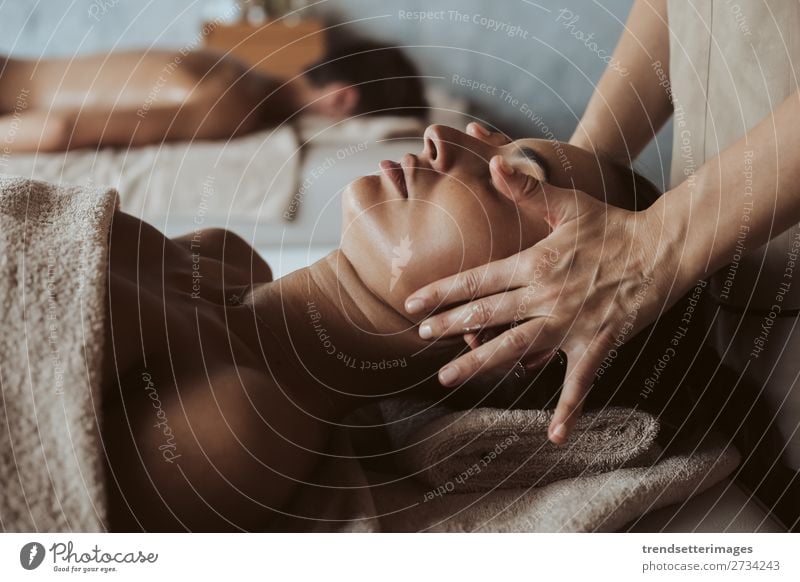 Frau genießt Massage im Spa Lifestyle Reichtum schön Körper Haut Behandlung Wellness Erholung Freizeit & Hobby Erwachsene Mann Paar Hand Stein heiß Stress jung