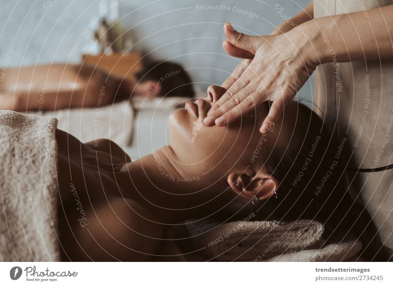Frau genießt Massage im Spa Lifestyle Reichtum schön Körper Haut Behandlung Wellness Erholung Freizeit & Hobby Erwachsene Mann Paar Hand Stein heiß Stress jung