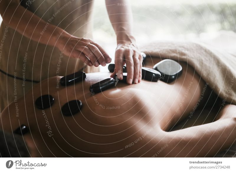 Mann genießt eine Rückenmassage Lifestyle Reichtum schön Körper Haut Behandlung Wellness Erholung Spa Massage Freizeit & Hobby Frau Erwachsene Paar Hand Stein