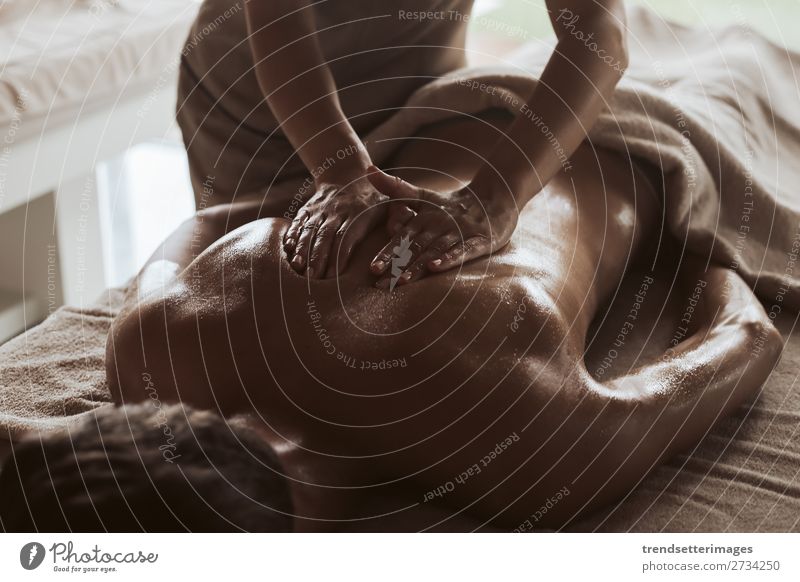 Mann genießt eine Rückenmassage Lifestyle Reichtum schön Körper Haut Behandlung Wellness Erholung Spa Massage Freizeit & Hobby Frau Erwachsene Paar Hand Stein