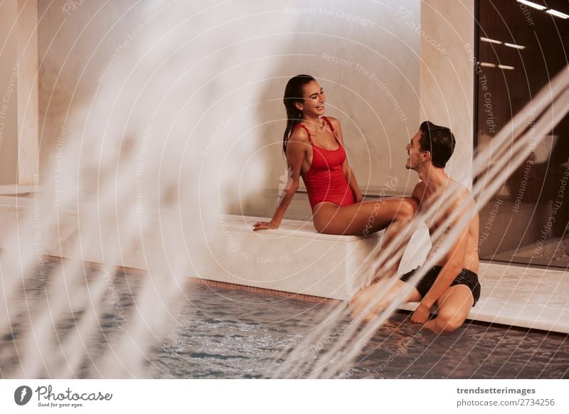 Verliebtes Paar im Luxury Hotel Lifestyle Reichtum Freude Glück schön Wellness Erholung Spa Schwimmbad Freizeit & Hobby Frau Erwachsene Mann Wasserfall Lächeln
