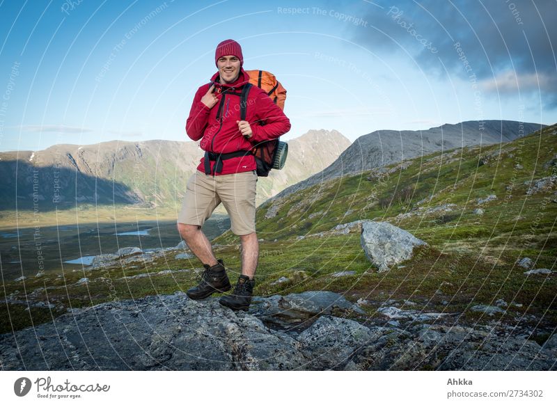 Junger stolzer Wanderer Lifestyle Zufriedenheit Abenteuer Junger Mann Jugendliche Natur Schönes Wetter Berge u. Gebirge Norwegen Rucksack wandern Freundlichkeit