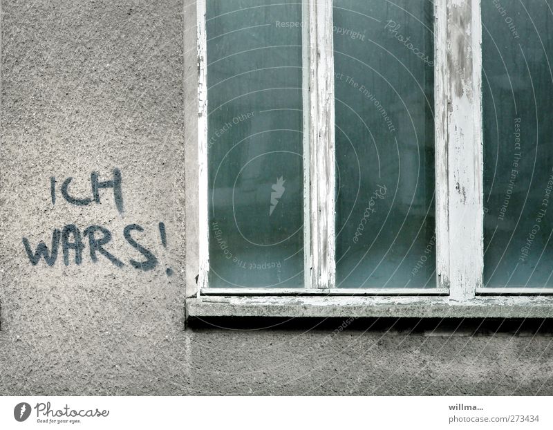 Ich wars! Schriftzeichen Graffiti Hauswand Wand Fassade Fenster Kommunizieren grau Verfall Vergänglichkeit Text Geständnis Fensterrahmen Putzfassade sichtbar