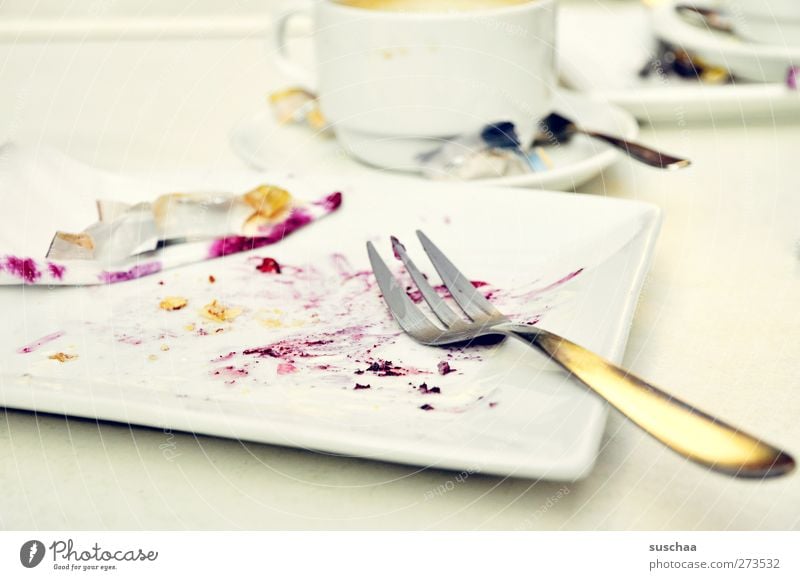 gewesener blaubeerkuchen .. mit sahne Reichtum Übergewicht Feste & Feiern Geburtstag gefräßig genießen Besteck Teller Gabel Tasse Ernährung Kaffeepause