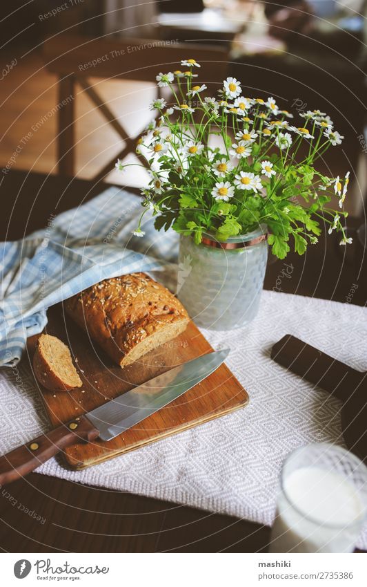 Land-Frühstück auf rustikaler Hausküche Brot Teller Dekoration & Verzierung Tisch Küche Ostern Landschaft Holz frisch natürlich braun grün Tradition