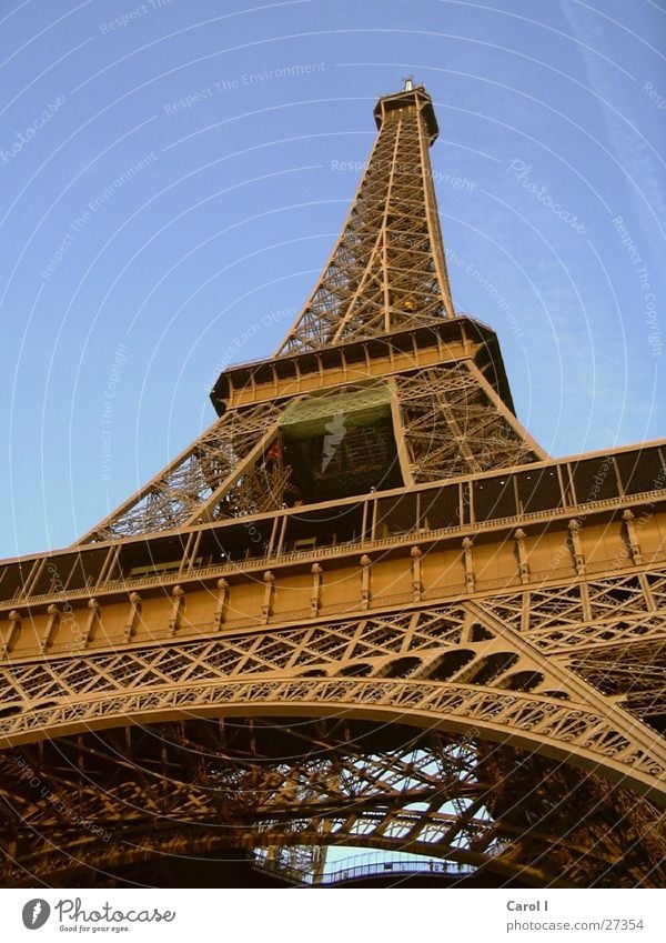 Eiffelturm Paris Tour d'Eiffel Kunst groß Macht Wahrzeichen Frankreich Ecke Dreieck erinnern Klotz Eisen Europa Denkmal historisch Metall Himmel blau Rost