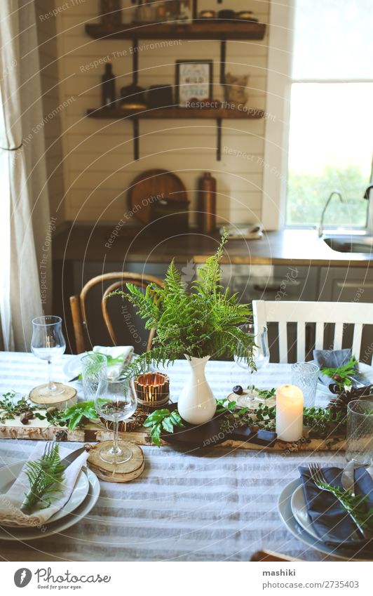 rustikale Landhausküche mit festlichem Tisch Abendessen Teller Besteck Stil Design Sommer Garten Dekoration & Verzierung Küche Feste & Feiern Hochzeit Natur