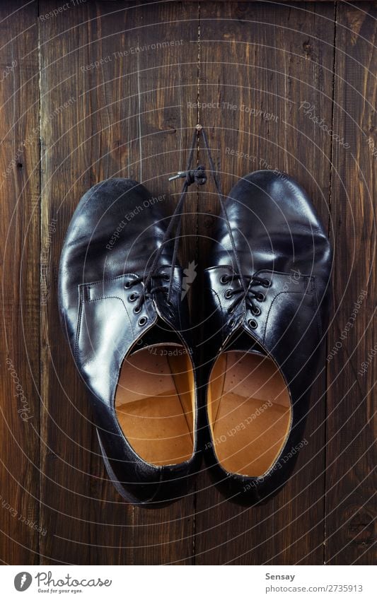 Schwarze Schuhe auf Holzuntergrund Arbeit & Erwerbstätigkeit Mode Leder Stiefel alt braun schwarz Tradition Hintergrund altehrwürdig Grunge Konsistenz erhängen