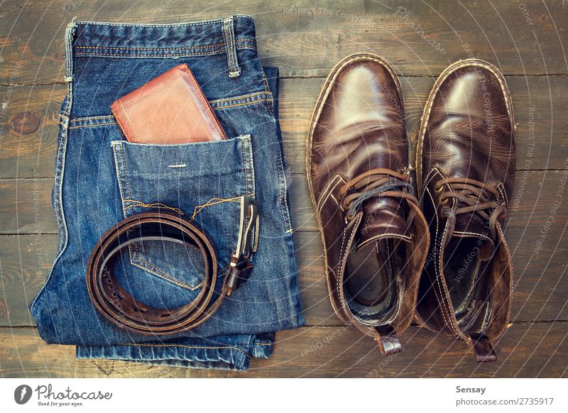 Jeans, Gürtel, Schuhe und Brieftasche auf Holzuntergrund Stil Design Ferien & Urlaub & Reisen Business Mann Erwachsene Mode Bekleidung Hose Jeanshose Stoff