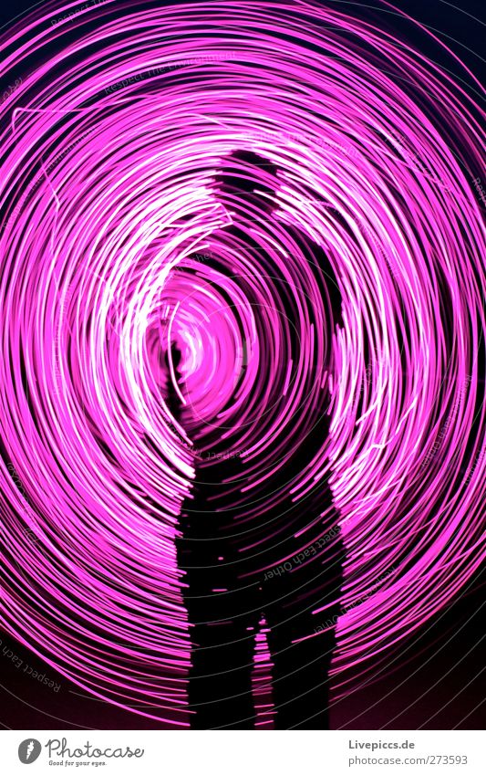 ROSA RODDEN Mensch maskulin Junger Mann Jugendliche Erwachsene Körper 1 drehen leuchten rosa Lichtspiel Lichterkette Farbfoto Außenaufnahme Experiment Nacht