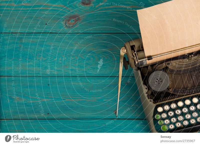 Schreibmaschine auf dem blauen Holztisch Stil Tisch Büro Buch Papier alt schreiben retro grün Hintergrund altehrwürdig Schriftsteller Maschine Mitteilung Brief