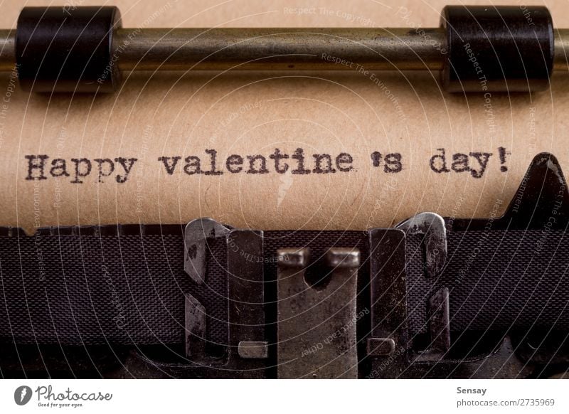 getippte Wörter auf einer Vintage-Schreibmaschine Valentinstag Buch Papier alt schreiben retro schwarz weiß Sympathie Freundschaft Zusammensein Liebe Nostalgie