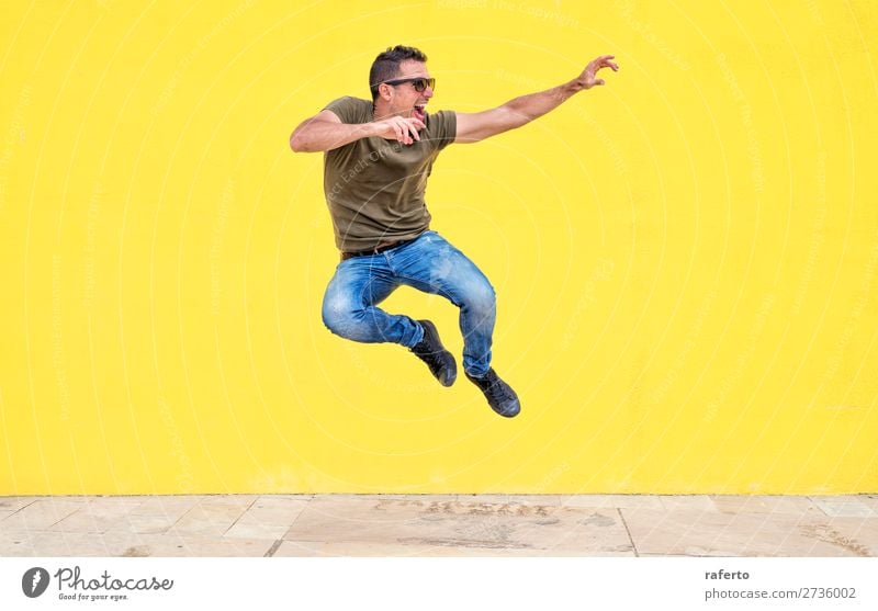 Frontansicht eines jungen Mannes mit Sonnenbrille beim Springen Lifestyle Stil Freude Glück Mensch maskulin Junge Junger Mann Jugendliche Erwachsene 1
