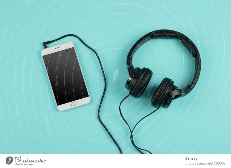 Musik-Online-Konzept - Phablet und Kopfhörer Freizeit & Hobby Tisch Business Telefon PDA Computer Bildschirm Technik & Technologie Internet Medien oben klug