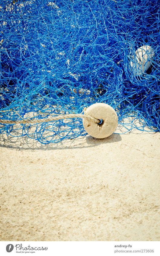 Fischernetz Sand chaotisch Zusammenhalt Netz netzartig Schwimmer (Angeln) blau Kunststoff Seil Verbindung Fischereiwirtschaft Schnur Farbfoto Außenaufnahme