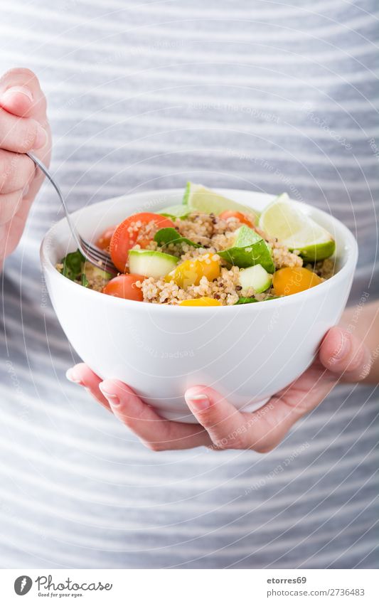 Frau beim Essen von Quinoa und Gemüse in der Schüssel Vegane Ernährung Tomate Schalen & Schüsseln Vegetarische Ernährung Gesundheit Gesunde Ernährung Diät Korn