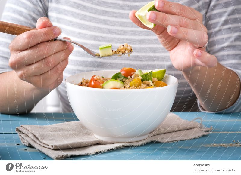 Frau beim Essen von Quinoa und Gemüse in der Schüssel Vegane Ernährung Tomate Schalen & Schüsseln Vegetarische Ernährung Gesundheit Gesunde Ernährung Diät