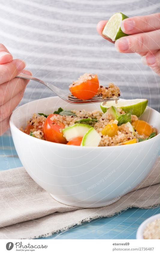 Frau beim Essen von Quinoa und Gemüse in der Schüssel Vegane Ernährung Tomate Schalen & Schüsseln Vegetarische Ernährung Gesundheit Gesunde Ernährung Diät
