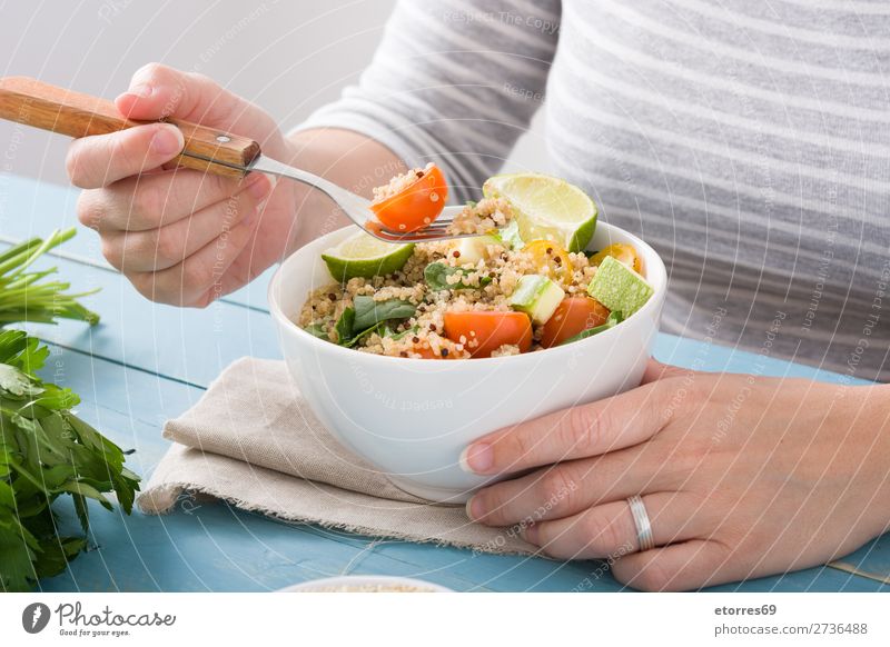 Frau isst Quinoa und Gemüse Vegane Ernährung Tomate Schalen & Schüsseln Vegetarische Ernährung Gesundheit Gesunde Ernährung Diät Korn Landwirtschaft