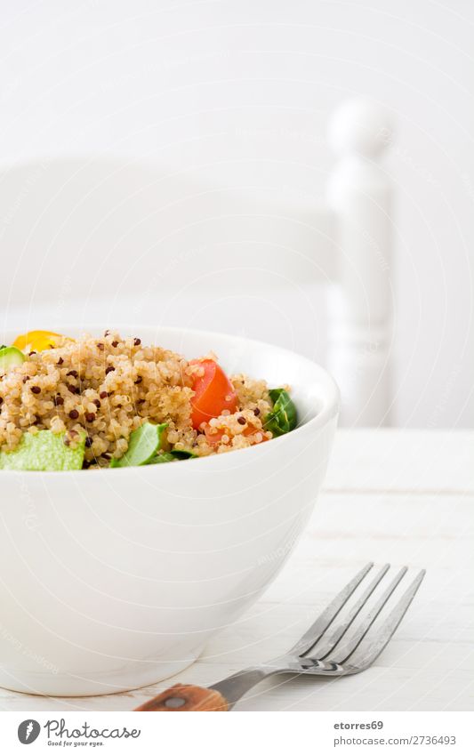 Quinoa-Schale mit Tomaten, Zucchini und Limette Vegane Ernährung Gemüse Spinat Schalen & Schüsseln Gesunde Ernährung Diät Haufen Korn Ackerbau Vorbereitung