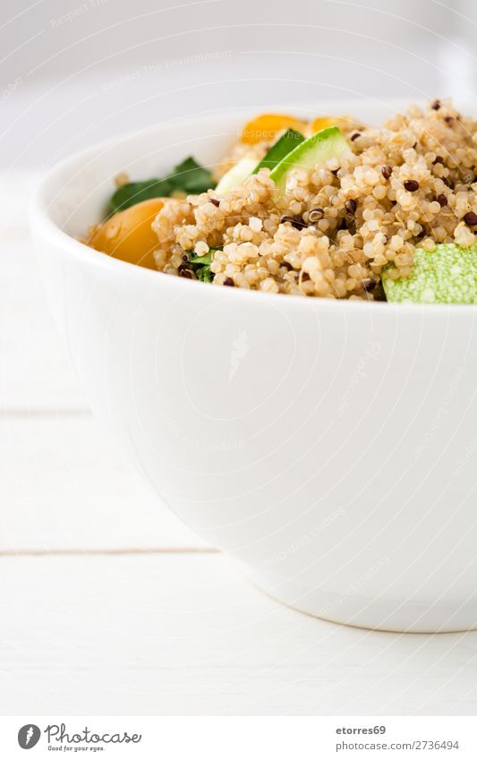 Quinoa-Schale mit Tomaten, Zucchini und Limette Vegane Ernährung Gemüse Spinat Schalen & Schüsseln Gesunde Ernährung Diät Haufen Getreide Korn Landwirtschaft