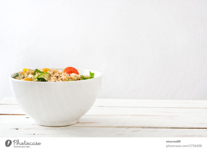 Quinoa-Schale mit Tomaten, Zucchini und Limette Vegane Ernährung Gemüse Spinat Schalen & Schüsseln Gesunde Ernährung Diät Haufen Getreide Landwirtschaft