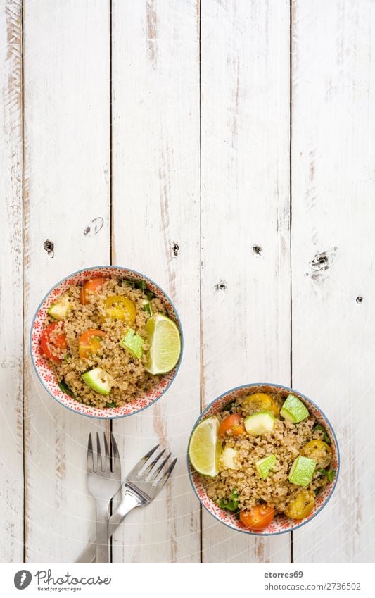 Quinoa-Schale mit Tomaten, Zucchini und Limette Vegane Ernährung Gemüse Spinat Schalen & Schüsseln Gesunde Ernährung Diät Haufen Korn Ackerbau Vorbereitung