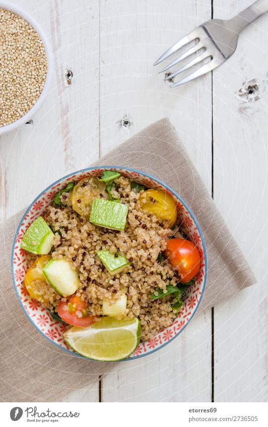 Quinoa mit Tomaten, Zucchini und Limette Vegane Ernährung Gemüse Spinat Schalen & Schüsseln Gesundheit Gesunde Ernährung Diät Haufen Korn Landwirtschaft