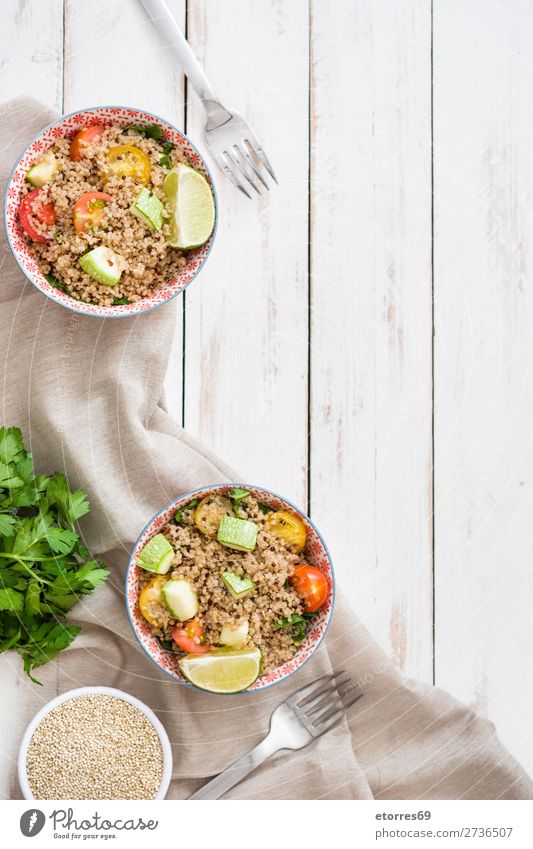 Quinoa mit Tomaten, Zucchini und Limette Vegane Ernährung Gemüse Spinat Schalen & Schüsseln Gesundheit Gesunde Ernährung Diät Haufen Getreide Landwirtschaft