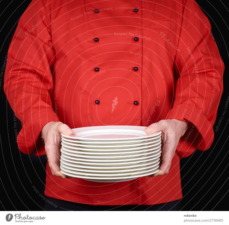 Stapel von runden weißen leeren Tellern Küche Restaurant Beruf Koch Mensch Mann Erwachsene Hand stehen schwarz Kaukasier Keramik Küchenchef Essen zubereiten