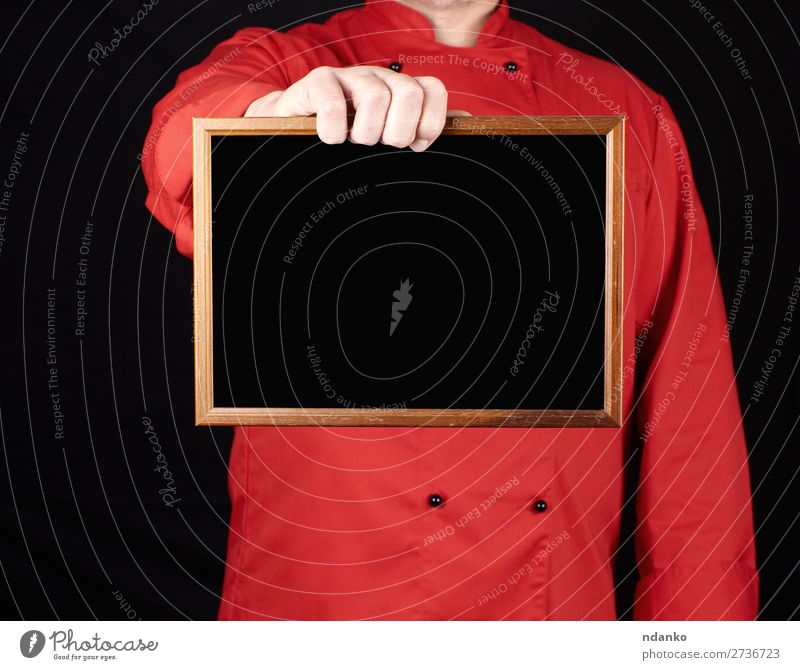 Koch in roter Uniform mit leerem Holzrahmen Küche Restaurant Tafel Arbeit & Erwerbstätigkeit Beruf Mensch Mann Erwachsene Hand Bekleidung Hemd Anzug Jacke