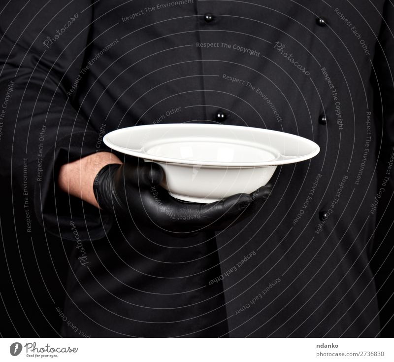 runde leere weiße Platte Suppe Eintopf Frühstück Abendessen Teller Küche Restaurant Beruf Koch Mensch Mann Erwachsene Hand Jacke Handschuhe stehen dunkel