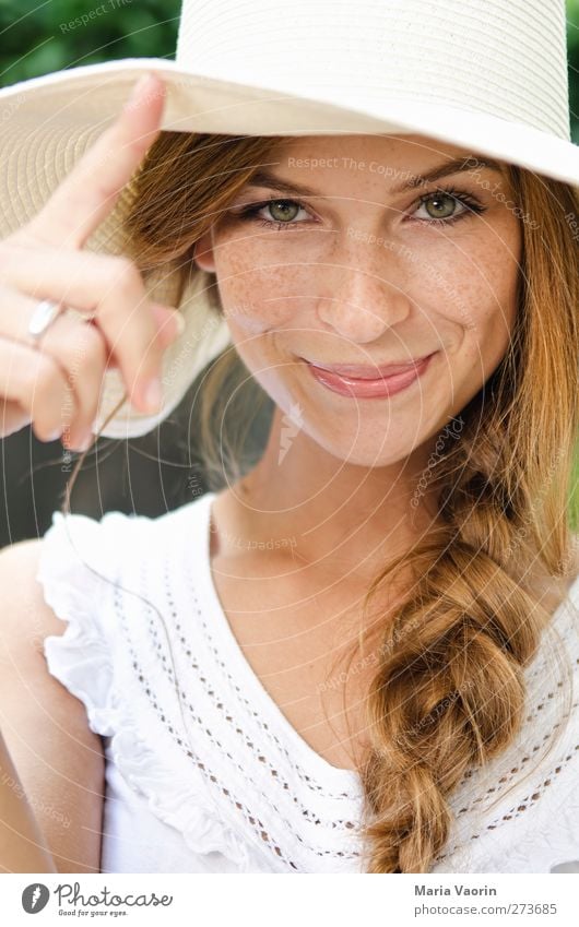 Ein Lächeln zaubern Sommer Mensch feminin Junge Frau Jugendliche 1 18-30 Jahre Erwachsene Mode Hut brünett Zopf Fröhlichkeit Glück schön natürlich Lebensfreude
