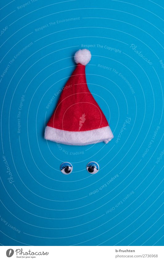 Weihnachtsmütze und Wackelaugen auf blauem Hintergrund Freude Freizeit & Hobby Spielen Feste & Feiern Weihnachten & Advent Mütze Papier Spielzeug