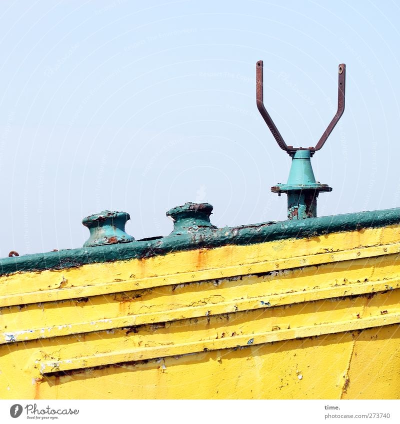 Hiddensee | Die Königin geht von Bord Verkehr Schifffahrt Fähre Metall alt dreckig historisch gelb grün Ehre Tapferkeit Ehrlichkeit Gerechtigkeit Zufriedenheit