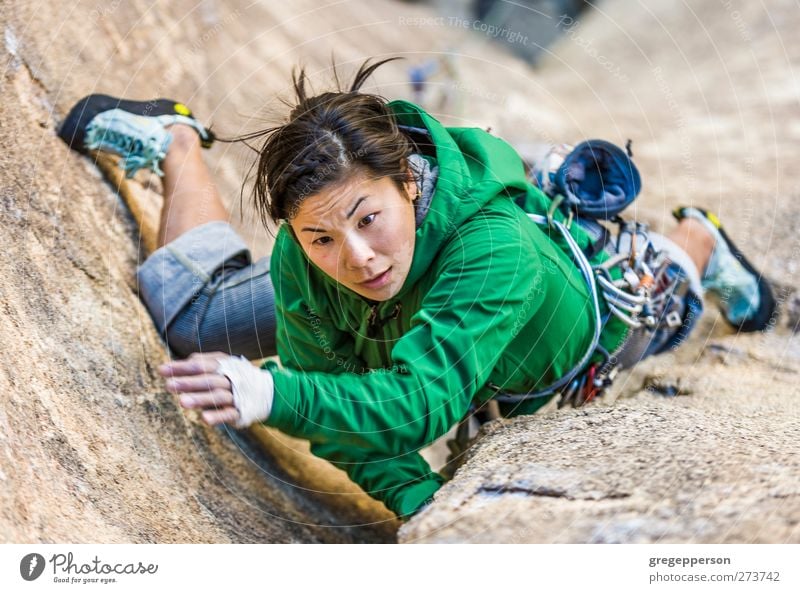 Weibliche Klettererin, die sich an eine Klippe klammert. Leben Abenteuer Klettern Bergsteigen Seil feminin Junge Frau Jugendliche 1 Mensch 18-30 Jahre