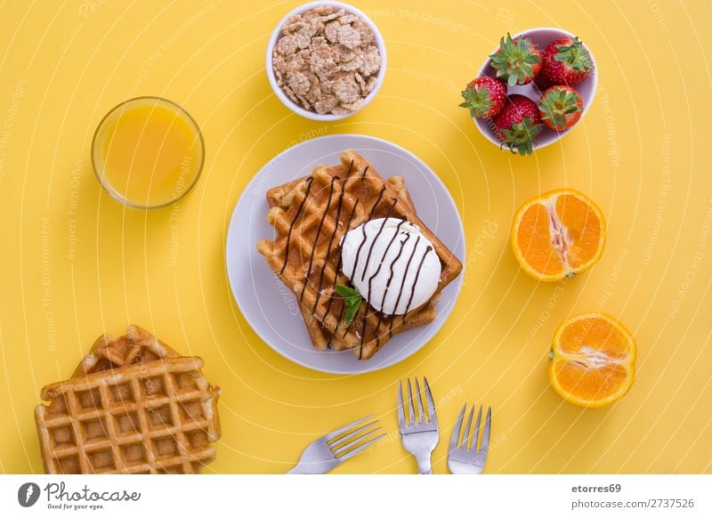 Frühstück belgisch mit Waffeln mit Eis und Obst Dessert Speiseeis Belgier Belgien weiß gelb Bonbon Lebensmittel Gesunde Ernährung Foodfotografie