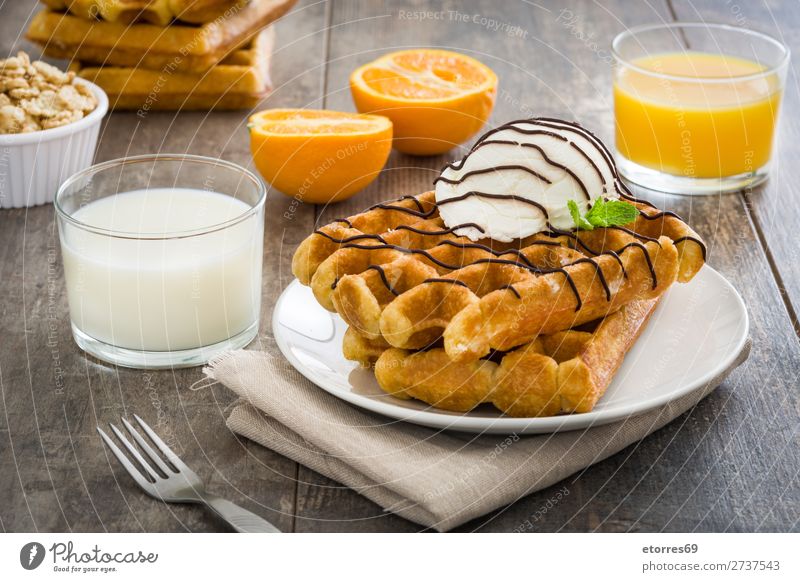 Belgisches Frühstück mit Waffeln und Eiscreme Dessert Speiseeis Belgier Belgien weiß süß Bonbon Lebensmittel Gesunde Ernährung Foodfotografie