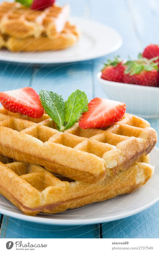 Frühstück belgisch mit Waffeln mit Erdbeeren und Honig Dessert Belgier Belgien weiß süß Bonbon Lebensmittel Gesunde Ernährung Foodfotografie Hintergrund neutral