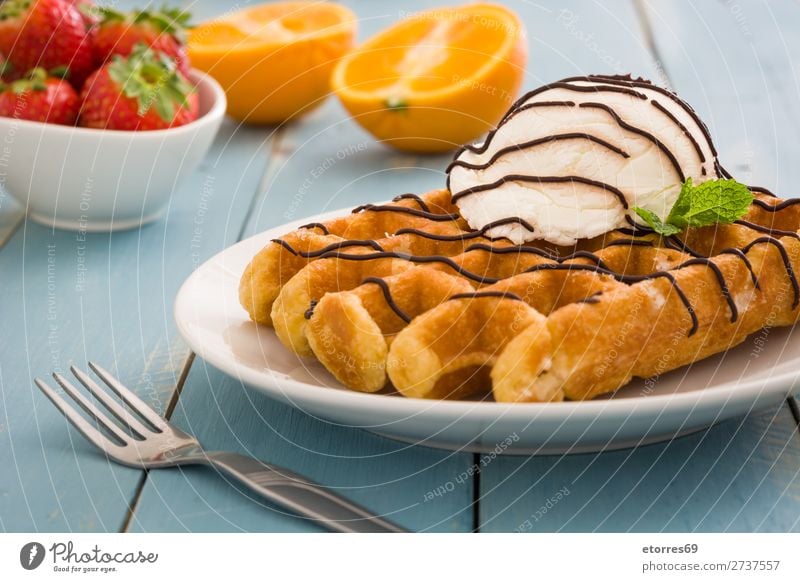 Belgisches Frühstück mit Waffeln und Eiscreme Dessert Speiseeis Belgier Belgien weiß süß Bonbon Lebensmittel Gesunde Ernährung Foodfotografie