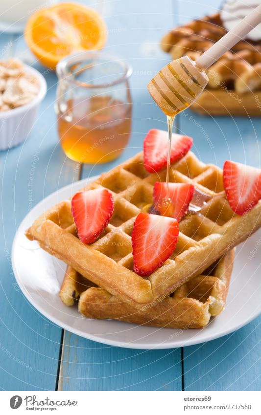 Frühstück belgisch mit Waffeln mit Erdbeeren und Honig Dessert Belgier Belgien weiß süß Bonbon Lebensmittel Gesunde Ernährung Foodfotografie Hintergrund neutral