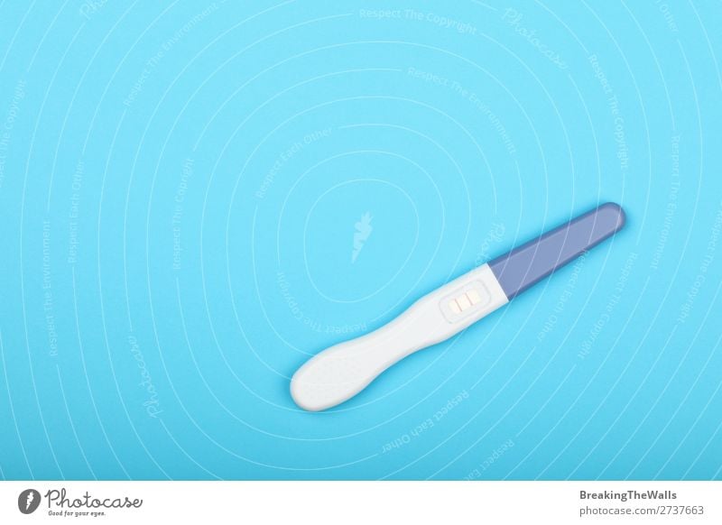 Nahaufnahme eines positiven Schwangerschaftstests über rot Gesundheit Gesundheitswesen Medikament Streifen oben schwanger blau weiß Gefühle Stimmung Vorfreude