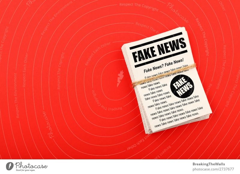 Stapel von FAKE NEWS Zeitungen über rot Medienbranche Telekommunikation Printmedien Zeitschrift Papier falsch Farbe Information Bündel Journalismus Problematik