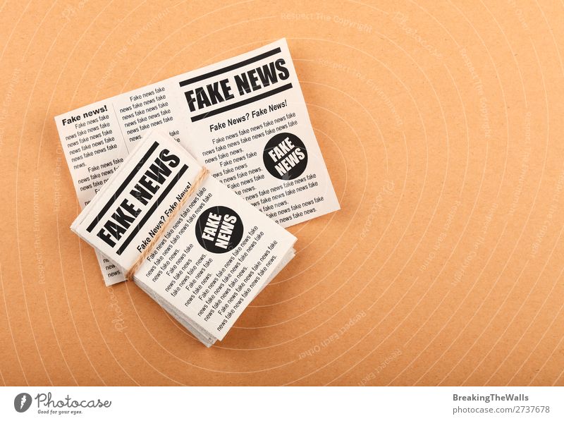 Stapel von FAKE NEWS Zeitungen über braunem Papier sprechen Medien Printmedien Zeitschrift lesen Schilder & Markierungen Hinweisschild Warnschild falsch